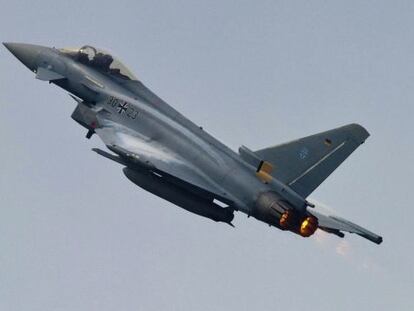 El Eurofighter, del consorcio EADS, en la feria de vuelo de Berl&iacute;n, Alemania. 