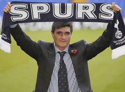 Juande Ramos posa con una bufanda del Tottenham el día de su presentación.