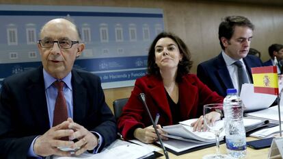 La vicepresidenta del Gobierno, Soraya Sáenz de Santamaría, y el ministro de Hacienda, Cristóbal Montoro, presiden el Consejo de Política Fiscal y Financiera.