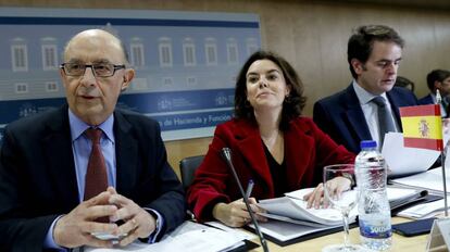 La vicepresidenta del Govern, Soraya Sáenz de Santamaría, i el ministre d'Hisenda, Cristóbal Montoro, presideixen el Consell de Política Fiscal i Financera.