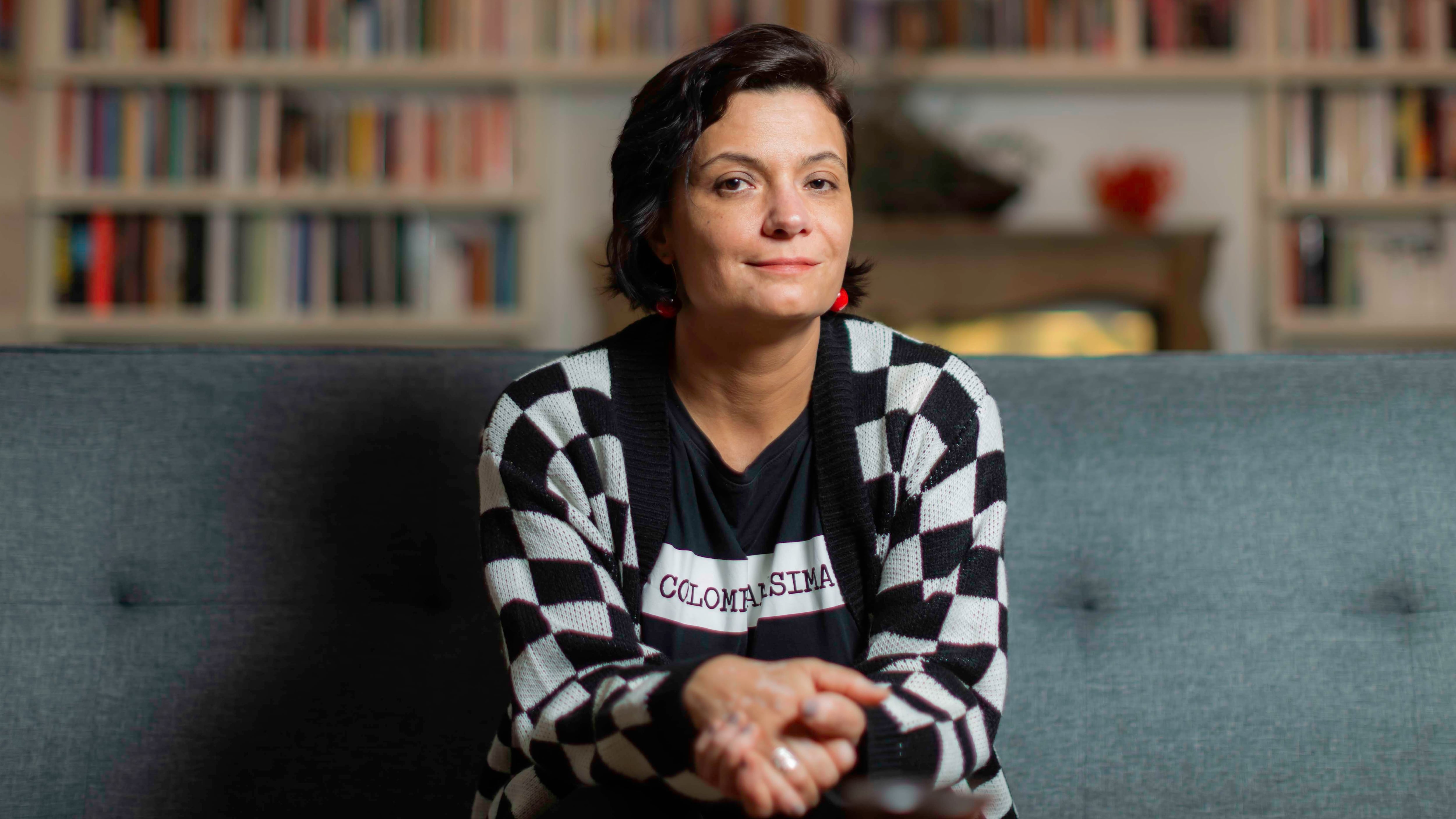La escritora Melba Escobar, en su casa de Madrid, en marzo de 2026.
