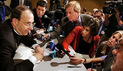 El obispo William Lori atiende a los medios durante el cónclave de Washington.