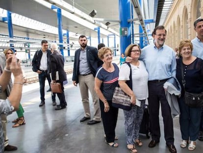 Rajoy, en primer pla, i Sánchez, a l'esquerra.