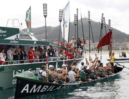 Kaiku levanta los remos para festejar su victoria en aguas de Castro Urdiales.