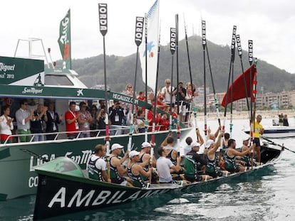 Kaiku levanta los remos para festejar su victoria en aguas de Castro Urdiales.