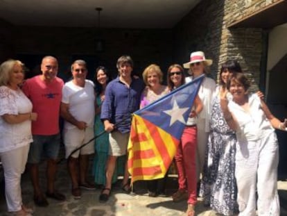 Pilar Rahola publica vídeos e imágenes que exponen un encuentro íntimo con el presidente de la Generalitat y con el comisario jefe de los Mossos de Esquadra