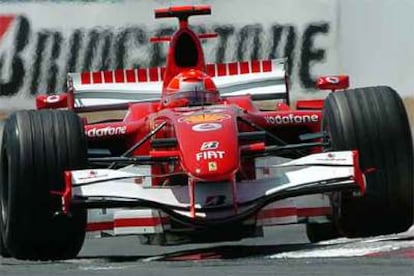 Michael Schumacher aprovecha el agarre de sus neumáticos Bridgestone en Magny Cours.