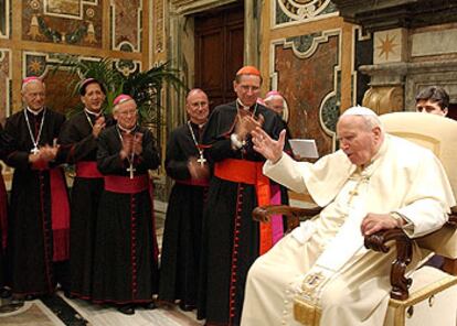 Juan Pablo II recibe en audiencia especial a obispos de Estados Unidos, en el Vaticano.