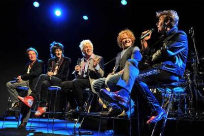 De izquierda a derecha, Kenney Jones, Ron Wood, Ian McLagan, Mick Hucknall y Glen Matlock.