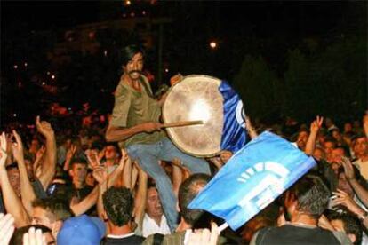 Partidarios del ex presidente conservador Sali Berisha celebran el resultado electoral anoche en Tirana.