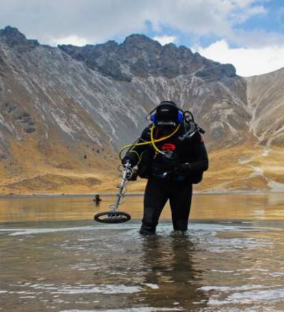 Un buzo del INAH en el Nevado de Toluca, en la campaña de 2010.