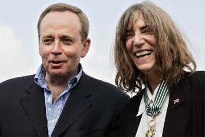 Patti Smith, junto al ministro de cultura francés, Renaud Donnedieu de Vabres, tras ser condecorada.