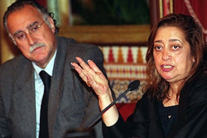 La arquitecta Zaha Hadid, con el alcalde de Bilbao, Iñaki Azkuna, el pasado mes de noviembre.