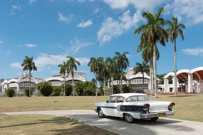 Un Pontiac de 1958 frente a la facultad de Danza Contemporánea, un edificio proyectado por Ricardo Porro a principios de los años sesenta.