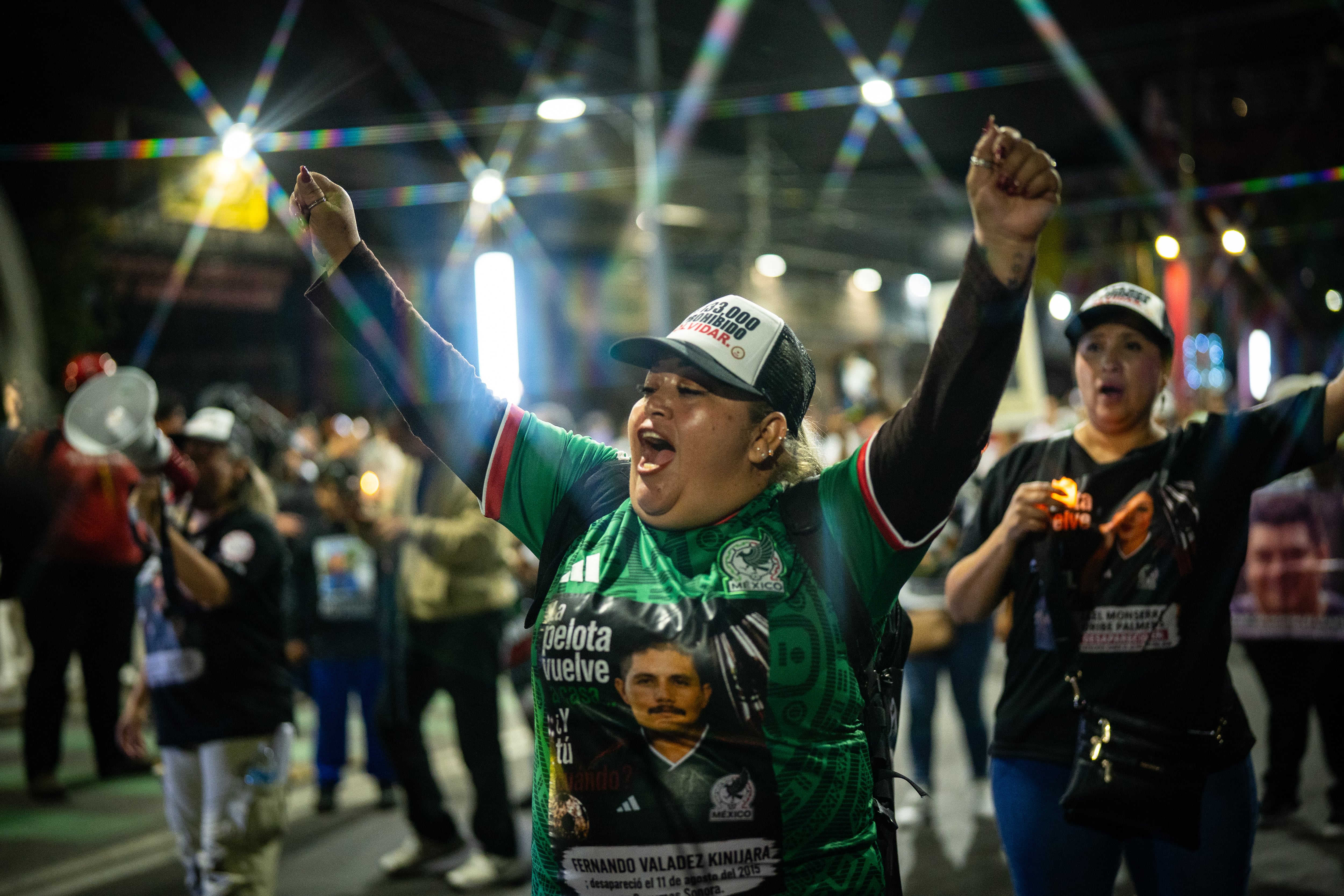 Un muro de policía para evitar que Jonathan, Olin, Ana o Mayra lleguen al Estadio Azteca