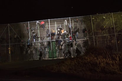Unos 400 inmigrantes han logrado entrar en Melilla tras un nuevo salto masivo a la valla en el que participaron un millar de personas de origen subsahariano.