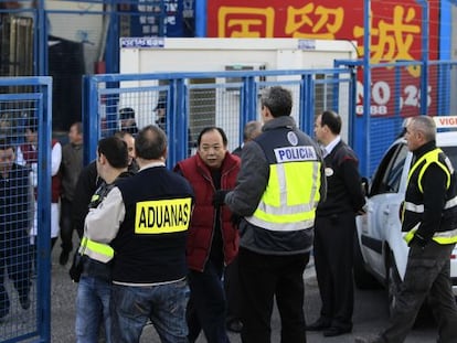 Policías y agentes de Aduanas registran el polígono de Cobo Calleja (Madrid)