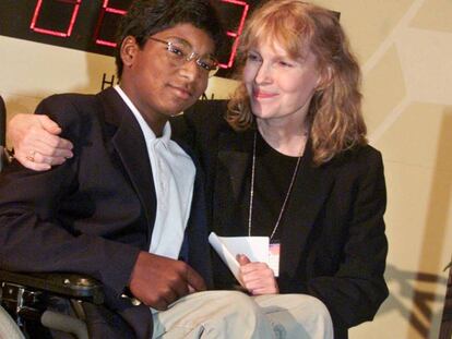 Mia Farrow, junto a su hijo Thaddeus, en una imagen de 2000.