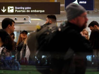Viajeros en el aeropuerto Adolfo Suárez Madrid Barajas.