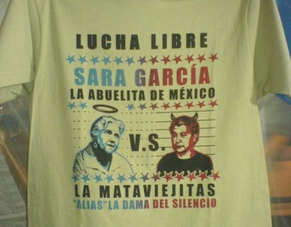 Una camiseta muestra a la actriz Sara Garc&iacute;a con la Mataviejitas.