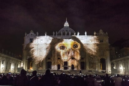 Las fotografías se han inspirado en la reciente encíclica "Laudato si" y abordan temas como "la misericordia, la humanidad, el mundo natural y el cambio climático".