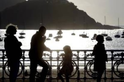 Una familia disfruta del atardecer en la playa de La Concha de San Sebastián. EFE/Archivo