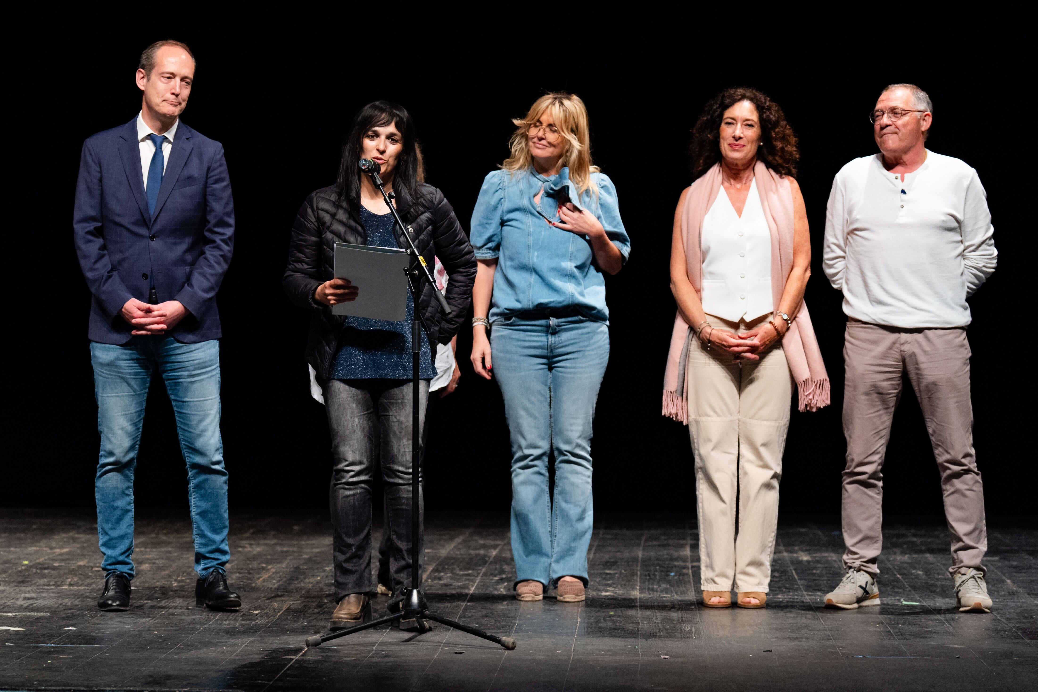 La alcaldesa de Ripoll (Girona) y líder de Aliança Catalana, Sílvia Orriols (segunda por la izquierda) durante el acto de final de campaña.