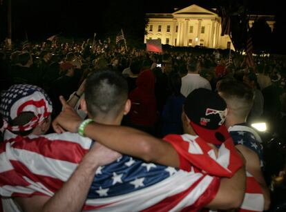Miles de estadounidenses se han congregado a las puertas de la Casa Blanca para celebrar la muerte de Osama Bin Laden.
