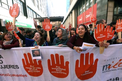 Manifestaci&oacute;n por el derecho al aborto en Santiago de Chile en agosto. 