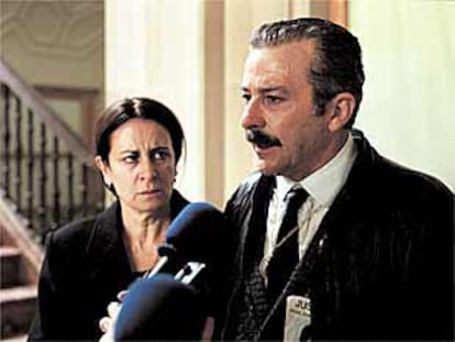 Imagen de la serie <b></b><i>Padre Coraje,</i> con los actores Mariana Cordero y Juan Diego.