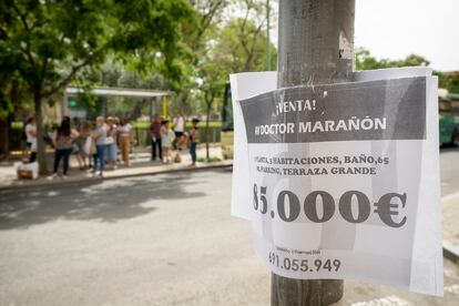 Cartel anunciando la venta de una vivienda en el barrio de La Macarena, este viernes en Sevilla.