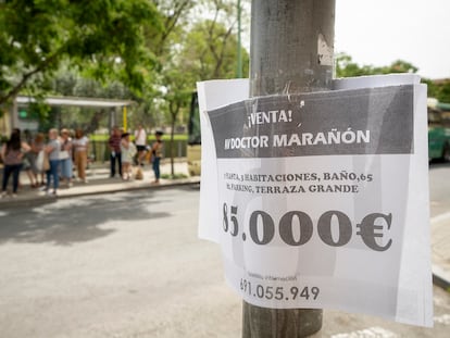 Cartel anunciando la venta de una vivienda en el barrio de La Macarena, este viernes en Sevilla.