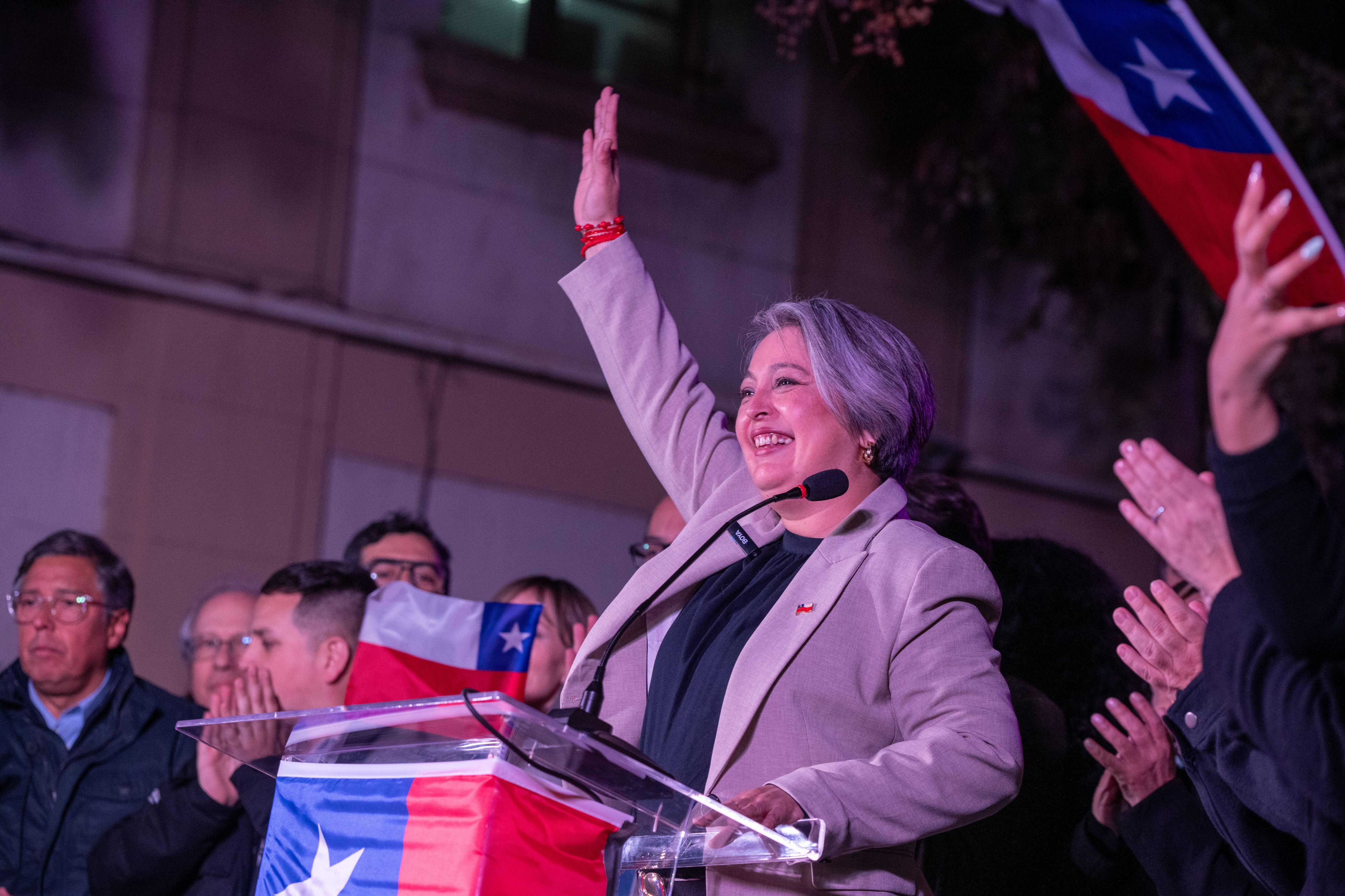 Jeannette Jara celebra la victoria de las elecciones primarias presidenciales.