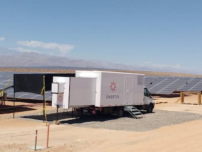 Laboratorio móvil de Enertis en el desierto de Atacama, en Chile