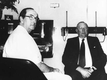 Don Juan de Borbón, con Alfredo Muiños en la clínica Barraquer de Barcelona en diciembre de 1978.