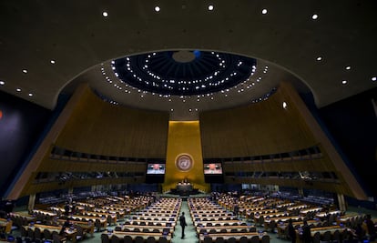 El Día de la ONU marca el aniversario de la entrada en vigor en 1945 de la Carta de las Naciones Unidas. En la imagen, vista del salon de la Asamblea General de la sede de la organización en Nueva York.
