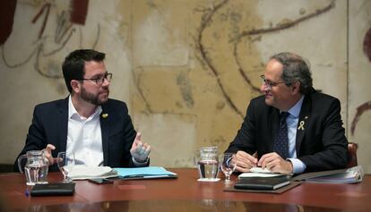 Quim Torra (derecha) con Pere Aragonès, este martes en la reunión del Govern.