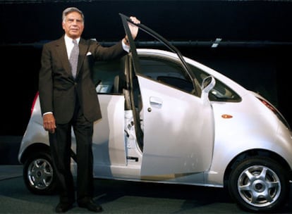 Ratan Tata, presidente del grupo indio que lleva su nombre, presenta uno de sus modelos.