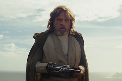 Tras varias décadas de ausencia, en la última escena de El despertar de la fuerza reaparece un Luke Skywalker modo hermitaño. Los tonos de sus ropajes recuerdan a sus primeros looks, pero con un aspecto mucho más desaliñado. La tuitera @Kitsunne, que convirtió en viral un hilo en Twitter analizando sus atuendos, calificó el estilismo como 'El Nota', en homenaje al personaje de Jeff Bridges en El gran Lebowski.