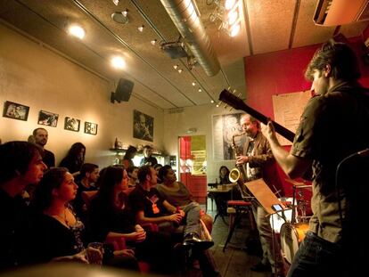 Una actuaci&oacute;n musical en el bar Heliog&agrave;bal de Gr&agrave;cia.