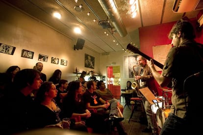 Una actuació musical al bar Heliogàbal de Gràcia.