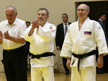 Vladimir Putin (derecha), junto a Arkady Rotenberg (centro) y Vasily Anisimov, en Sochi en 2019.