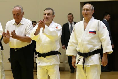 Vladimir Putin (derecha), junto a Arkady Rotenberg (centro) y Vasily Anisimov, en Sochi en 2019.