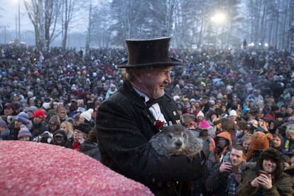 John Griffiths, del Club Groundhog, sostiene a 'Punxsutawney Phil', la marmota que pronostica la duración del invierno, durante la celebración del 1340 del Día de la Marmota en el Knobbler's Knob, en Punxsutawney (EE UU), este domingo.