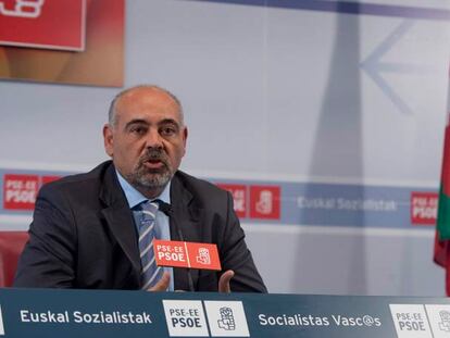El portavoz del PSE en las Juntas de Vizcaya, José Antonio Pastor, en la rueda de prensa de ayer.