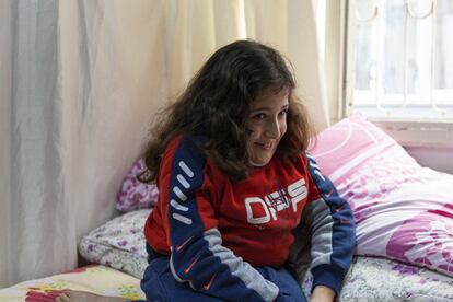 Abdalá, de 10 años, ríe tímidamente en su cama. Está paralítico desde los siete años, cuando un ataque aéreo en su ciudad natal de Siria, Homs, en 2018 destrozó su hogar, mató a su hermano Hasán, de entonces 16 años, y dejó a este niño en una silla de ruedas para siempre.