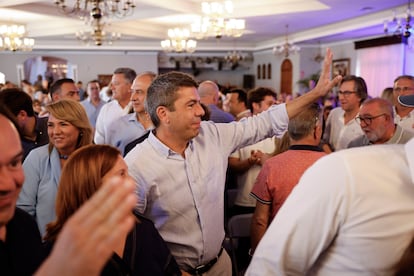 Carlos Mazón, saluda a su llegada a la reunión del Comité Ejecutivo y de la junta directiva provincial del PP en Náquera (Valencia) este sábado.