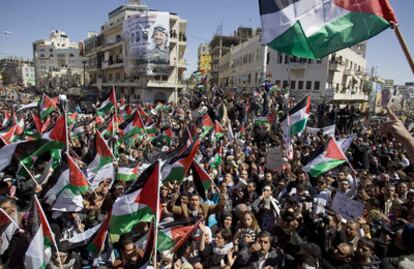 Manifestantes palestinos llenan una plaza de Ramala durante la marcha por la reconciliación.