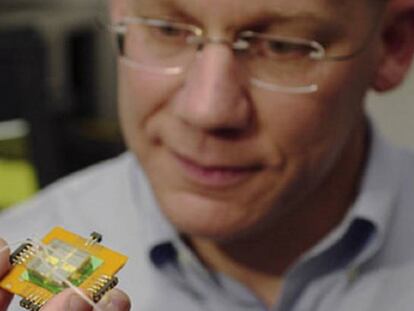 Charles Lieber, en una imagen de la Universidad de Harvard en la que sostiene un chip con microsensores.