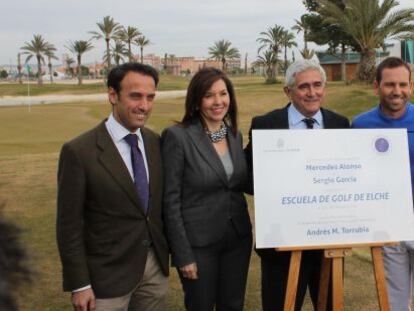 La alcaldesa, Mercedes Alonso y los promotores de la escuela de golf.